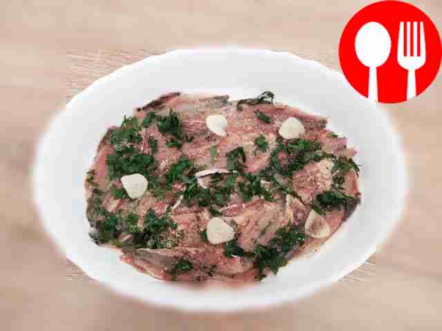 Смазайте форму для запекания оливковым маслом....