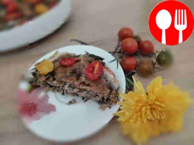 Подавайте порционно, украсив долькой лимона,...