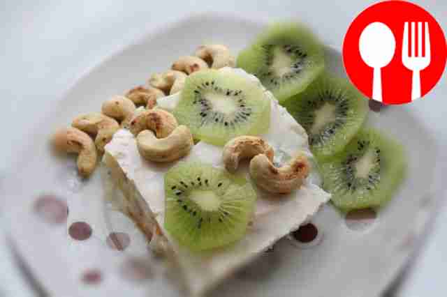 Yogurt soufflé with fruits