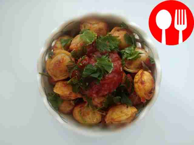 Spicy dumplings with garlic and ketchup