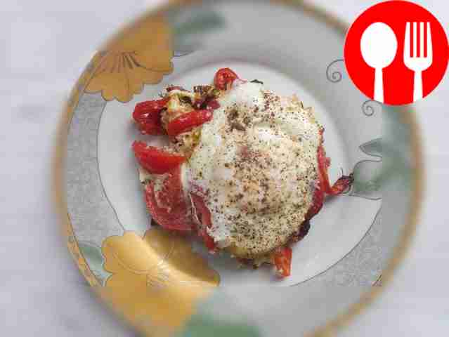 Fried eggs with hunting sausages and tomatoes