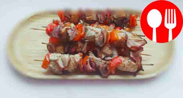 Яркий шашлык с красной рыбой и беконом