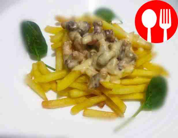 Картофель фри с беконом в сливочном соусе