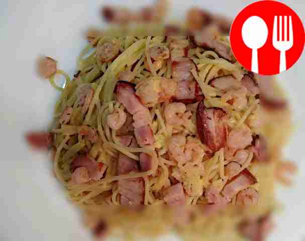 Нежна паста с беконом и соусом болоньезе