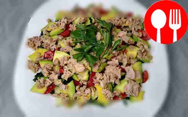 Light salad with tuna and avocado