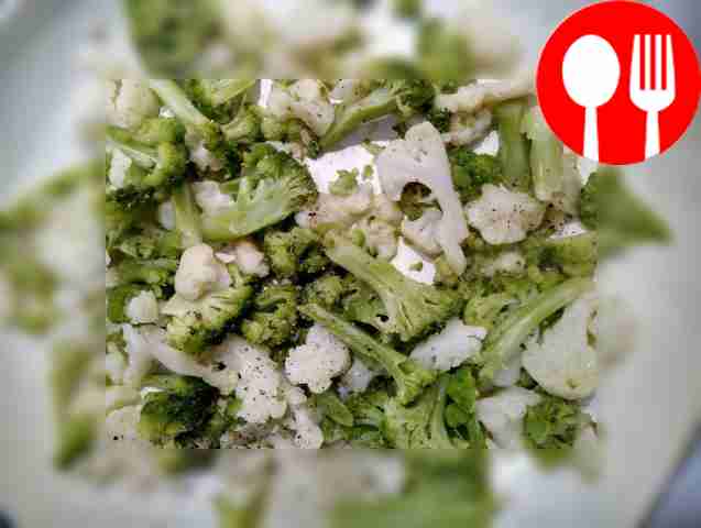 Порежьте лук, брокколи и цветную капусту....