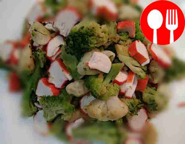 Крабовые палочки нарежьте небольшими...