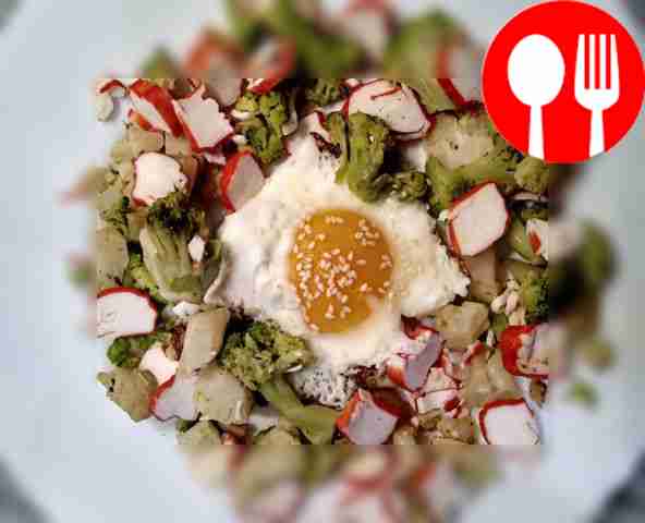 Разбейте яйца прямо на сковороду, посолите и...