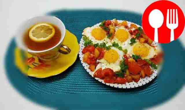 Разноцветная глазунья с овощами