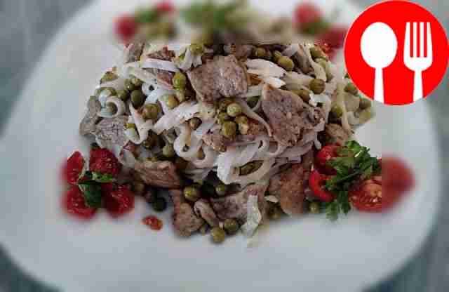 Нежный бекон с рисовой лапшой и зеленым горошком