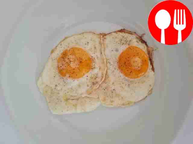 Яркая глазунья с помидорами черри