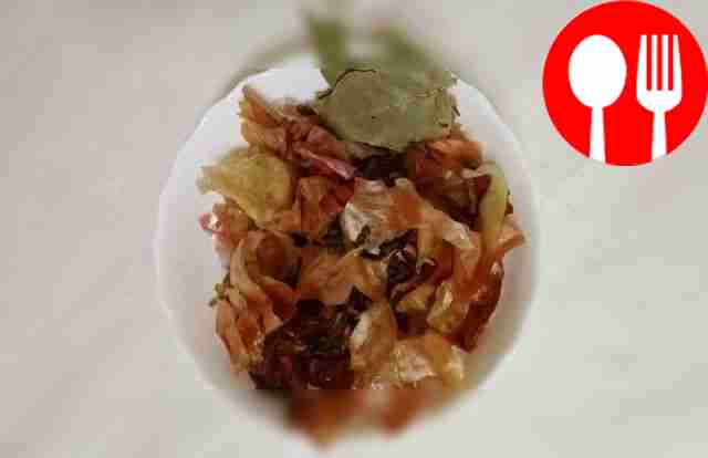 Boil the water. Place onion skins, bay leaves,...