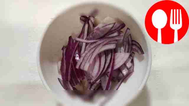 Сало и лук нарежьте соломкой. Смешайте сало,...