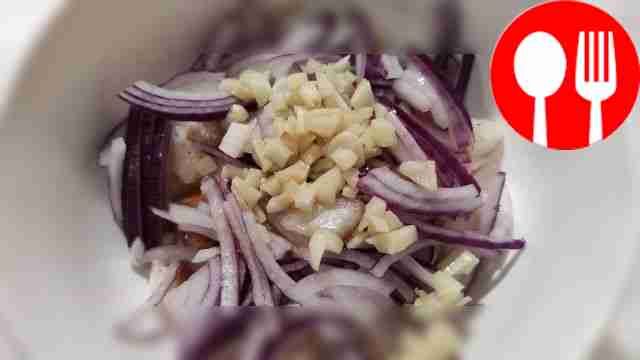 К нарезанному салату, луку и чесноку добавьте...