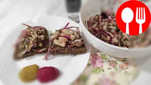 Выложите сало с луком в салатницу. Подайте к...