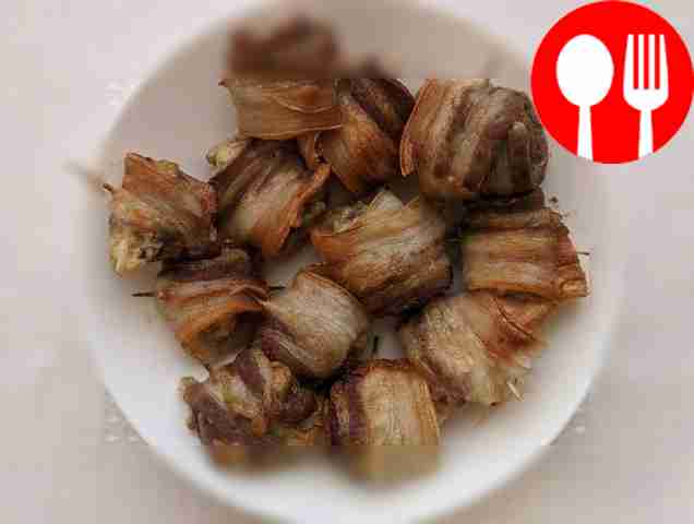 Ароматный бекон с шампиньонами в духовке