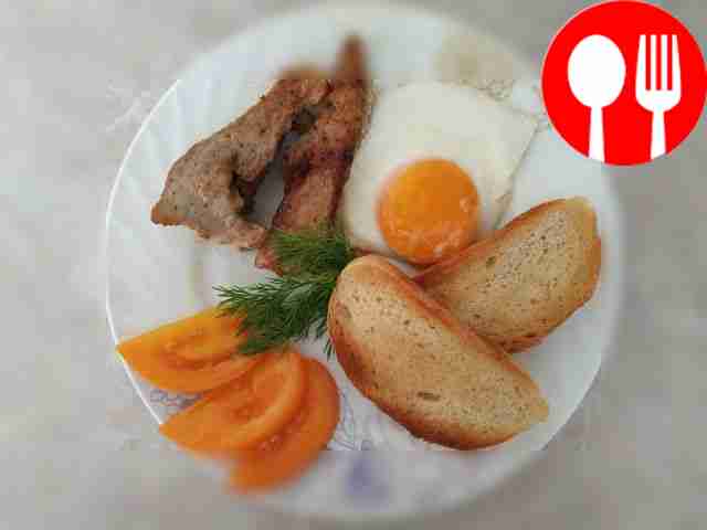 Fried eggs with fried meat
