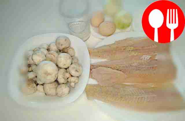 Prepare the fish fillet. Peel the onions.