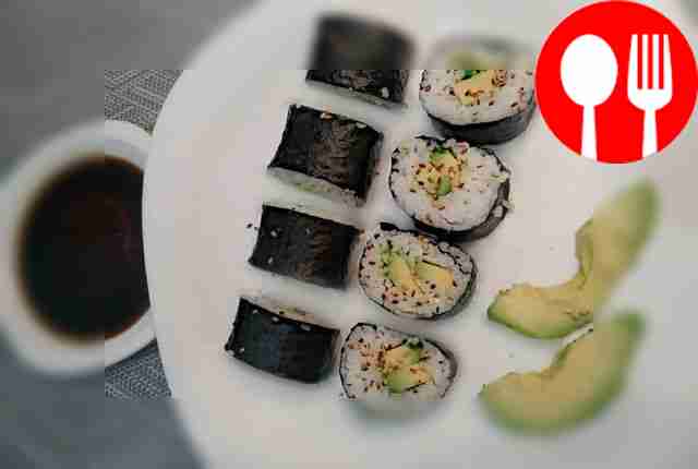 Ролл с авокадо и кунжутом