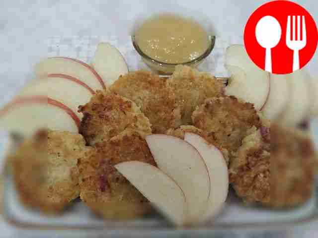 Душистые драники из яблок с изюмом