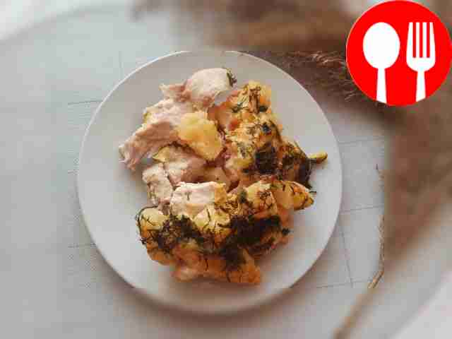 Запеченное куриное филе с картофелем и ананасом под сырной корочкой