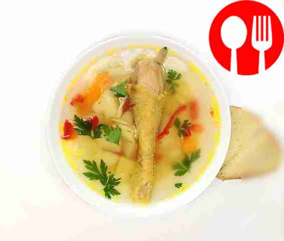 Аппетитный бульон с курицей и домашней лапшой