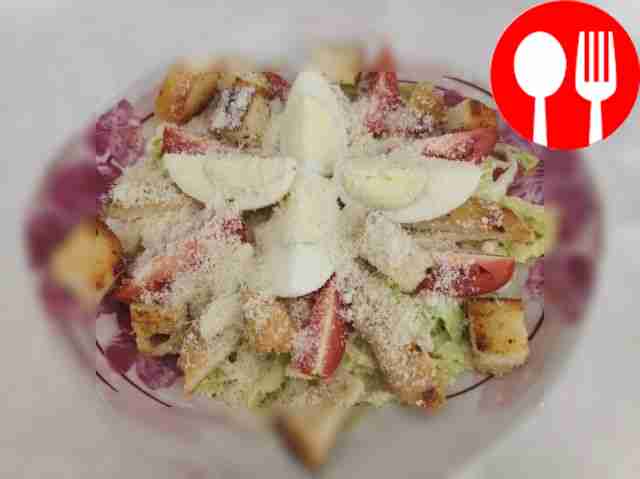 Простой салат «Цезарь» с грецким орехом