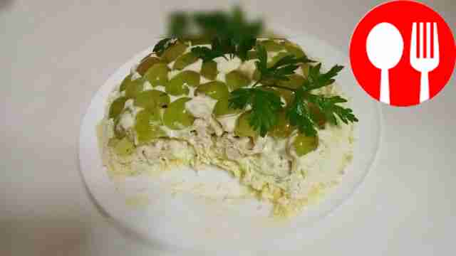 Appetizing salad with chicken and grapes
