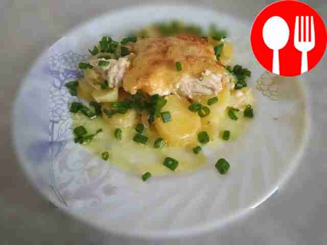Ароматный запеченный картофель с куриным филе, сыром и со сливками