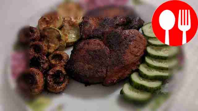 Яркая свинина с кетчупом