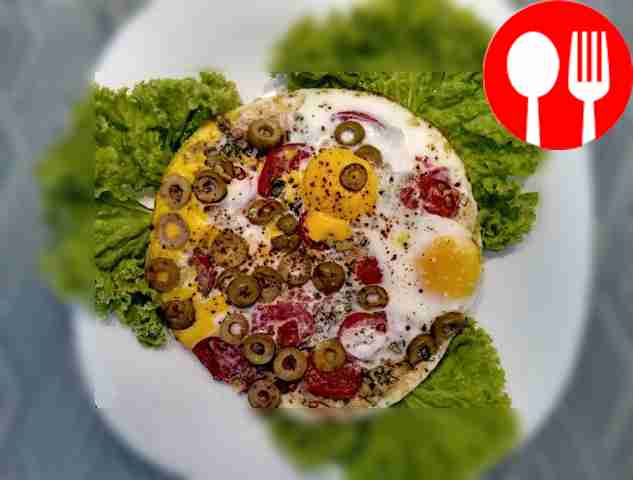 Необычная глазунья с тунцом