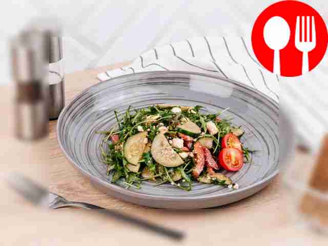 Salad with arugula and cheese