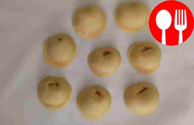 Place 1 teaspoon of filling on each circle....