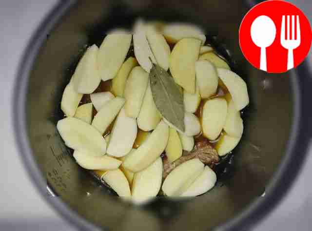 Cut the potatoes into large slices and place...