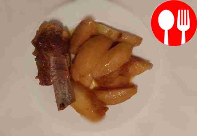 Serve the ribs with potatoes in portions....