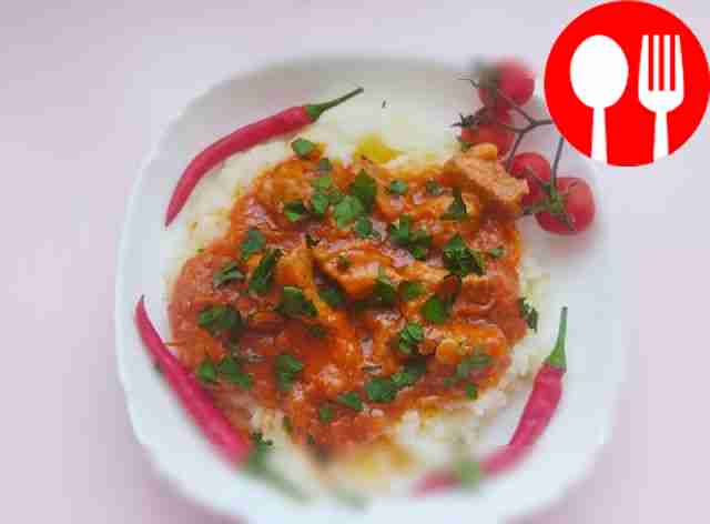 Сытный гуляш из свинины с картофельным пюре