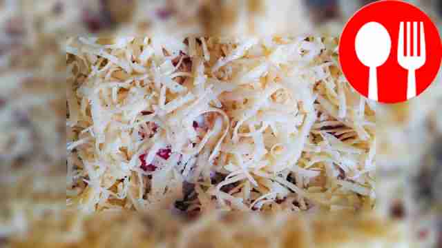 На каждый кусок курицы уложите ломтики...