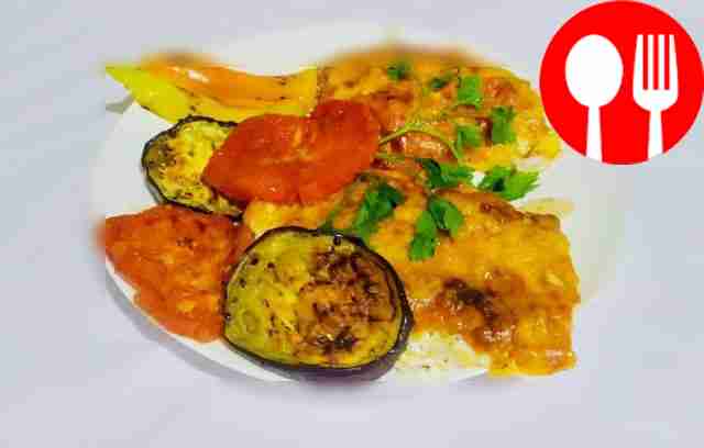 Подавайте курицу порционными кусками с сырной...