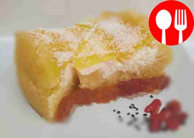 Velvet soufflé cake with pineapples