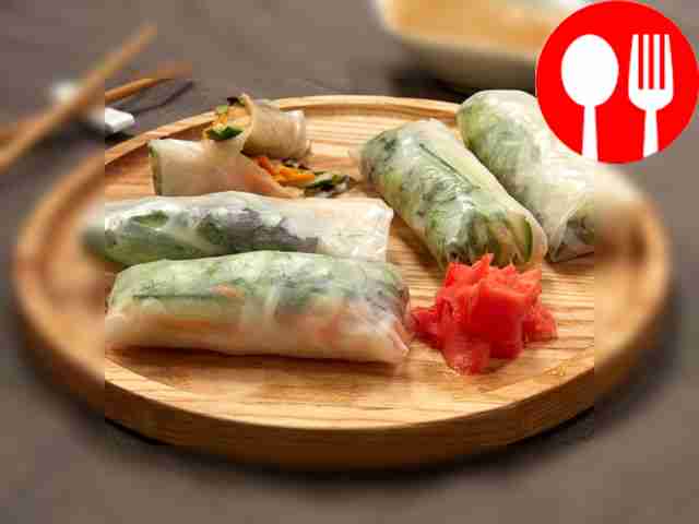 Spring rolls with nut sauce