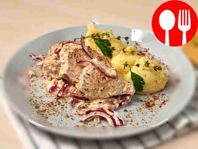 Тунец в духовке с луком