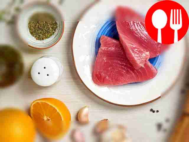 Rinse the tuna fillet under running cold water...