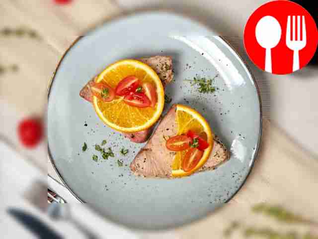 Place the arugula leaves on a serving plate...