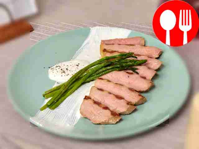 Serve tuna steaks with white sauce and lightly...