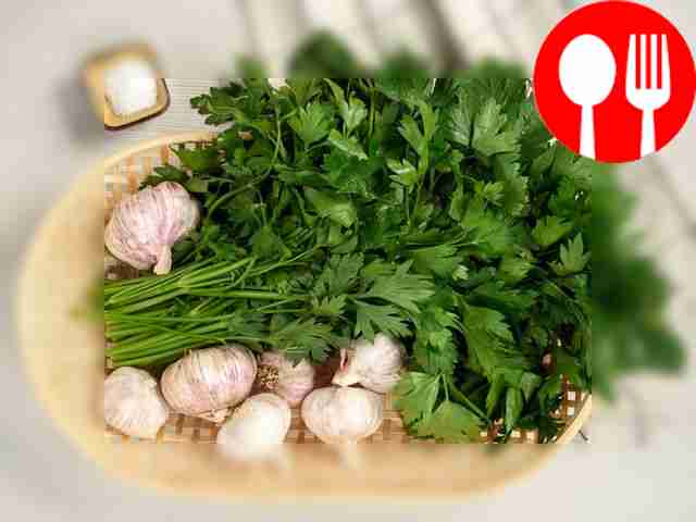 Wash the parsley, separate the thin branches...