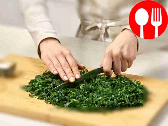 Chop the parsley and garlic. Place the washed...