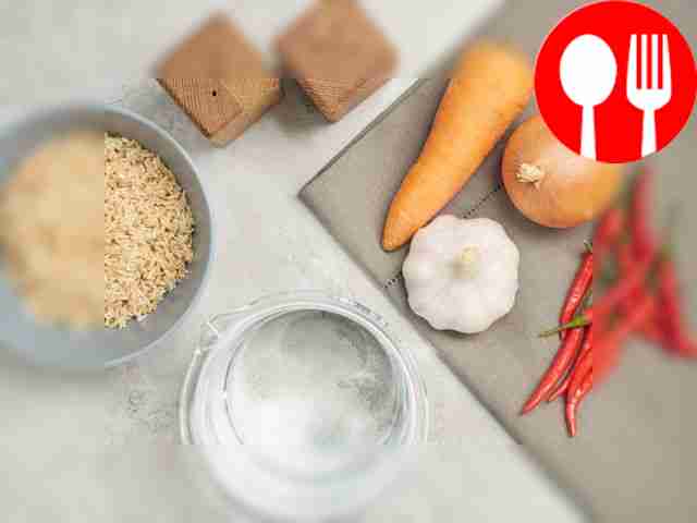 Подготовьте ингредиенты для бурого риса в...