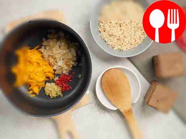 Подготовьте овощи. Лук, морковь, острый перец...