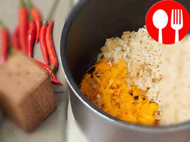 Добавьте рис. Выложите рис и перемешайте....