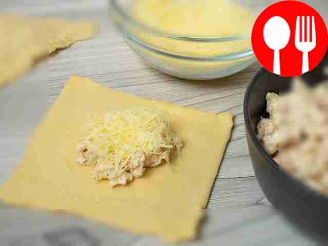 Сделайте самсу. Достаньте тесто из морозильной...